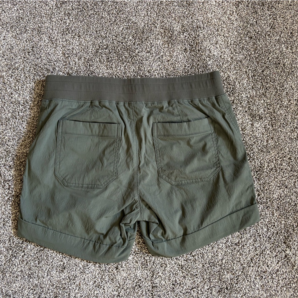 Athleta Trekkie ripstop cuffed shorts- size 6 - Picture 3 of 4